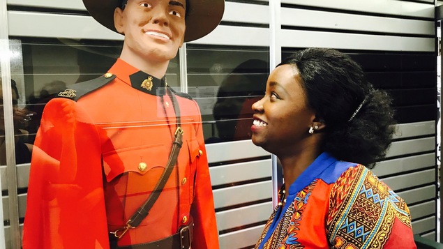 Fatouma Tshiswaka regarde à une statue d’un agent de la GRC à l'extérieur de l'atelier de couture à la division Dépôt