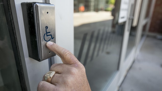 Un bouton d'accès pour personnes à mobilité réduite Un bouton d'accès pour personnes à mobilité réduite