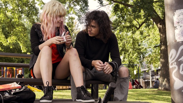 Les faux tatouages du réalisateur Pascal Plante. Un couple d'adolescents discute dans un parc.