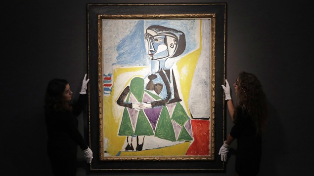 Des employées de la maison Christie présentent le tableau « Femme accroupie (Jacqueline) » de Picasso qui sera vendu aux enchères le 13 novembre prochain. Des employées de la maison Christie présentent le tableau « Femme accroupie (Jacqueline) » de Picasso qui sera vendu aux enchères le 13 novembre prochain.