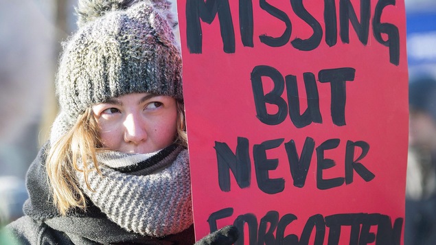 « Disparue mais pas oubliée » peut-on lire sur la pancarte d'une participante à une marche commémorative « Disparue mais pas oubliée » peut-on lire sur la pancarte d'une participante à une marche commémorative