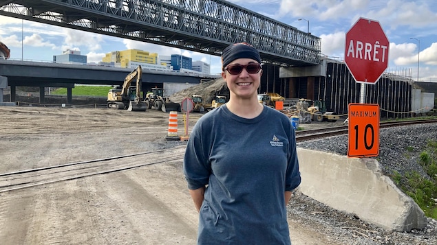 Annie Cartier, opératrice de machinerie lourde, devant le chantier de l'échangeur Turcot, à Montréal.