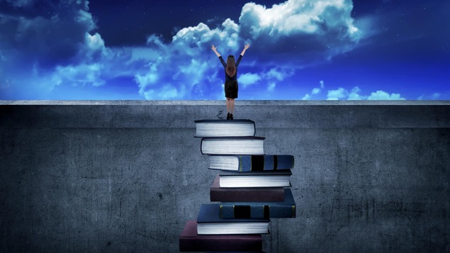 Une femme sur des livres Une femme sur des livres