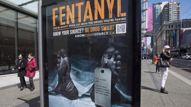 Message d'intérêt public sur le fentanyl affiché sur un abribus.