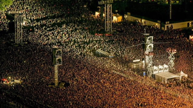 Rammstein et Red Hot Chili Peppers ont attiré des foules monstres sur les Plaines. Rammstein et Red Hot Chili Peppers ont attiré des foules monstres sur les Plaines.