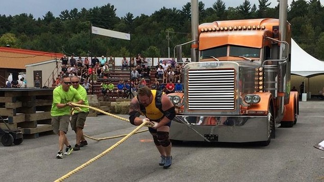 Photo de ld'un homme qui tire un camion lourd à la compétition d'hommes forts de Plantagenet. Photo de ld'un homme qui tire un camion lourd à la compétition d'hommes forts de Plantagenet.
