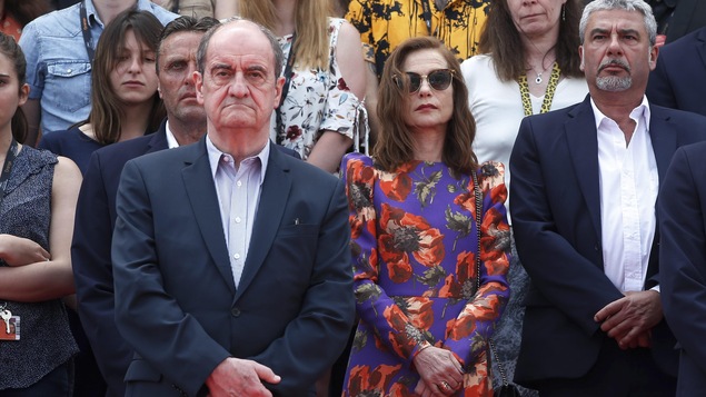 Le président du Festival de Cannes, Pierre Lescure (à gauche), l'actrice Isabelle Huppert (au centre)