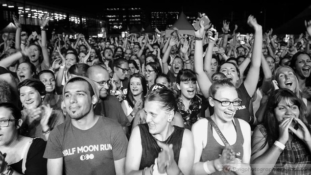 Les festivaliers au spectacle du groupe Half Moon Run