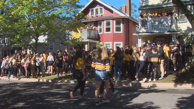 Des étudiants lors d'une fête dans un quartier résidentiel à Halifax, en Nouvelle-Écosse.