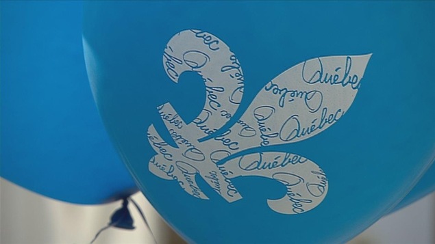 Un ballon bleu pâle avec une fleur de lys, en gros plan.