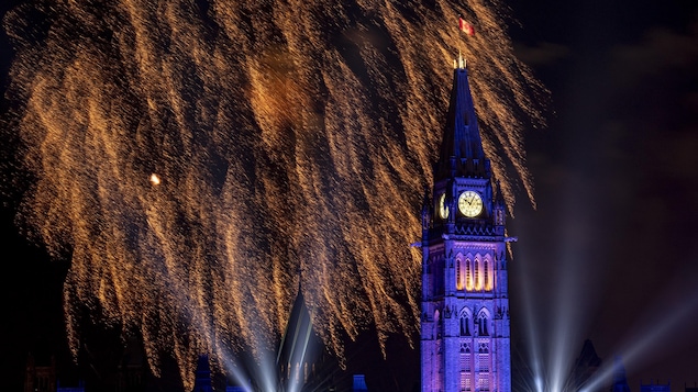 Le feu d'artifice au dessus du parlement canadien. Le feu d'artifice au dessus du parlement canadien.