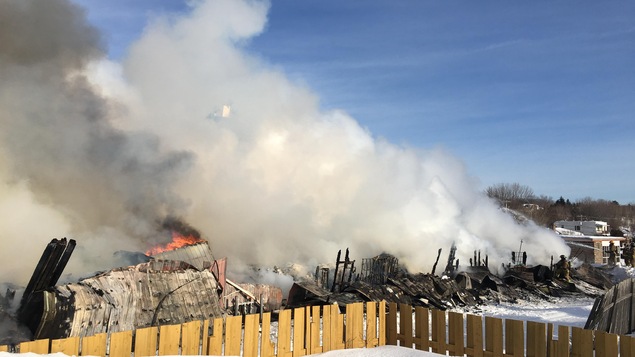 Un incendie détruit un entrepôt de Shawinigan - ICI.Radio-Canada.ca