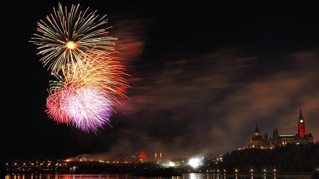 Une feu d'artifice de couleur rouge illumine le ciel d'Ottawa.