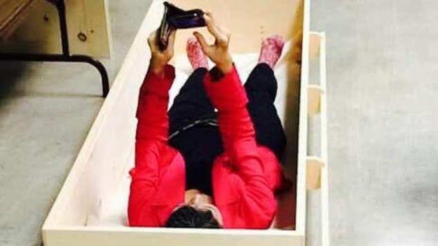 Denise LeBlanc dans un cercueil en bois Denise LeBlanc dans un cercueil en bois