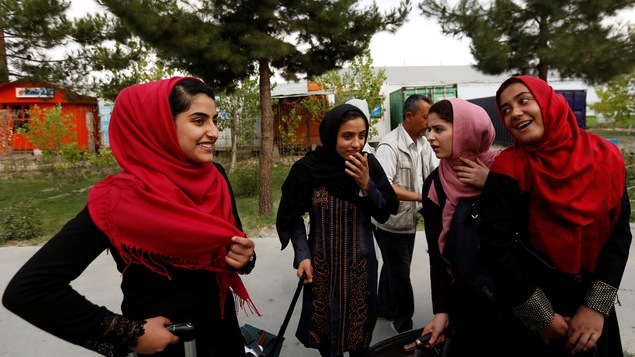 Quatre des six jeunes Afghanes à leur arrivée à Washington samedi matin. Quatre des six jeunes Afghanes à leur arrivée à Washington samedi matin.