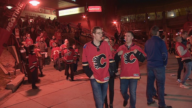 Des partisans des Flames à la sortie du Saddledome à Calgary mercredi après la défaite des Flames face aux Ducks d'Anaheim. Des partisans des Flames à la sortie du Saddledome à Calgary mercredi après la défaite des Flames face aux Ducks d'Anaheim.