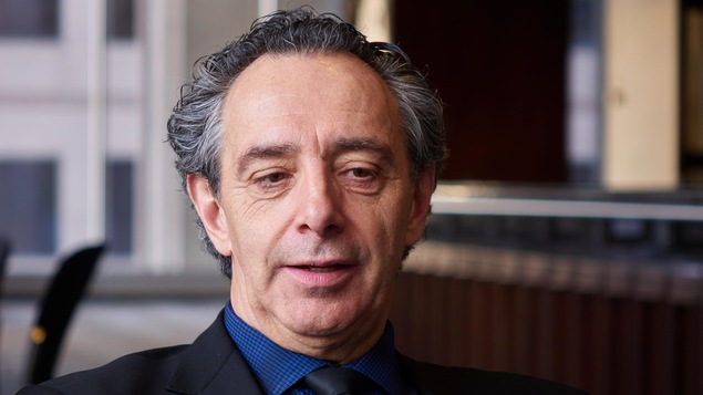 Le président de la Commission des partenaires du marché du travail, Florent Francoeur, regardant vers le bas. Le président de la Commission des partenaires du marché du travail, Florent Francoeur, regardant vers le bas.