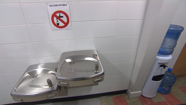 Deux fontaines dans un établissement surmontées d'un panonceau indiquant que l'eau n'est pas potable