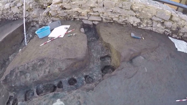 Les archéologues ont retrouvé les empreintes laissées dans l'argile par les pieux de bois formant la palissade du fort