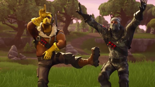 Deux personnages vidéo dans un jeu font des mouvement de danse