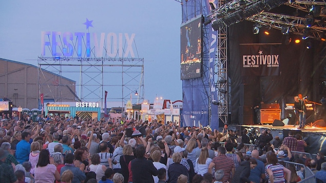 La foule accueille Claude Dubois sur scène.