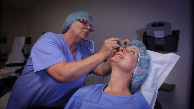 Une femme se fait mettre des gouttes dans une clinique ophtalmologique. Une femme se fait mettre des gouttes dans une clinique ophtalmologique.