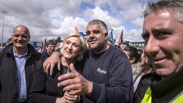 Marine Le Pen avec des travailleurs d'Amiens