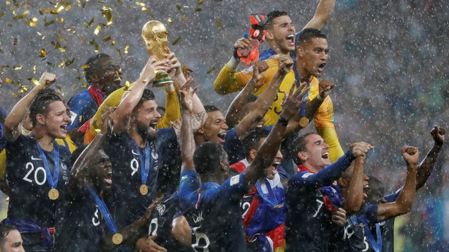 L'équipe de France célèbre après avoir remporté la Coupe du monde de soccer.