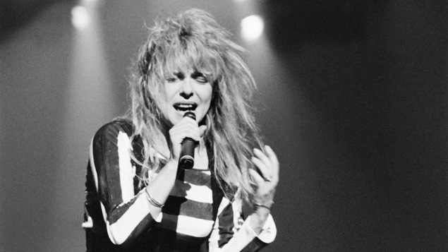 France Gall, micro à la main, se laisse porter par l'émotion.