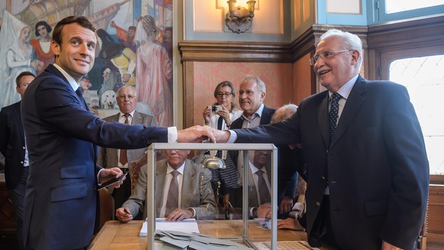 Emmanuel Macron en train de voter au premier tour des législatives françaises