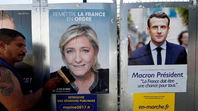 Des affiches électorales de Marine Le Pen et d'Emmanuel Macron. Des affiches électorales de Marine Le Pen et d'Emmanuel Macron.