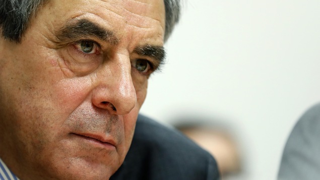 François Fillon, lors de la visite d'un centre de supervision urbain à Athis-Mons, en banlieue de Paris, mercredi. François Fillon, lors de la visite d'un centre de supervision urbain à Athis-Mons, en banlieue de Paris, mercredi.