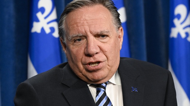 Le premier ministre du Québec François Legault répond aux questions des journalistes lors d'une conférence de presse le 23 mai 2023. 