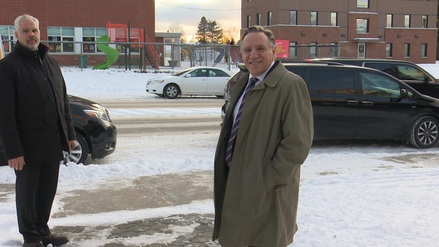 François Legault sourit à la caméra sur la 3e avenue à Val-d'Or.