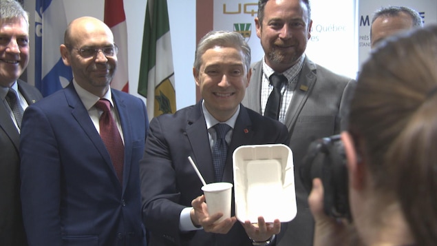 François Philippe Champagne avec des contenants dans les mains, entouré de gens