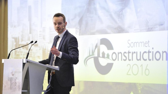 Le vice-président de l'APCHQ, François-William Simard, lors d'une présentation au sommet de la Construction 2016. Le vice-président de l'APCHQ, François-William Simard, lors d'une présentation au sommet de la Construction 2016.