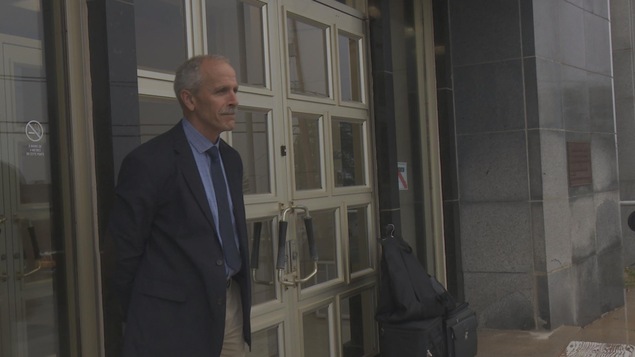 Le maire de Ristigouche-Sud-Est, François Boulay, à sa sortie du palais de justice de New Carlisle. Le maire de Ristigouche-Sud-Est, François Boulay, à sa sortie du palais de justice de New Carlisle.