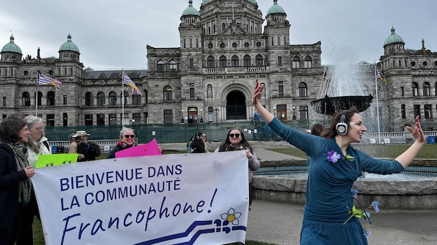 Des francophones et francophiles devant l'assemblée législative à Victoria, le jeudi 9 mars, journée de la proclamation de la francophonie en Colombie-Britannique.