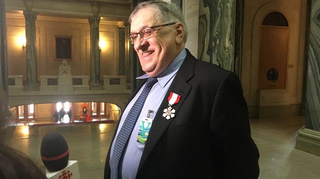 Un homme en veston cravate donne une entevue à Radio-Canada