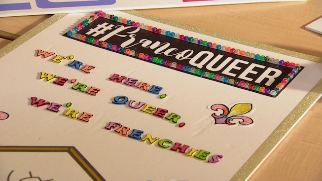 une affiche pour le défilé de la fierté gaie d'Edmonton avec écrit dessus le hashtag francoqueer