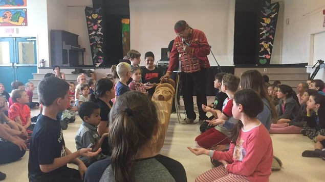 Oscar Kistabish présente l'oeuvre de son ami Frank Polson aux élèves de l'école Notre-Dame-de-Grâce.