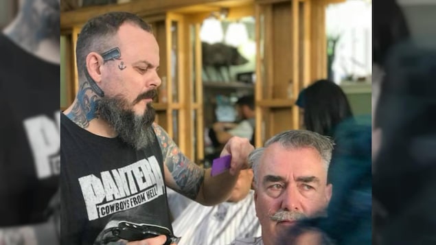 Un barbier taille les cheveux d'un homme.