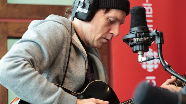 Le chanteur Fred Fortin joue de la guitare dans nos studios de Rouyn-Noranda.