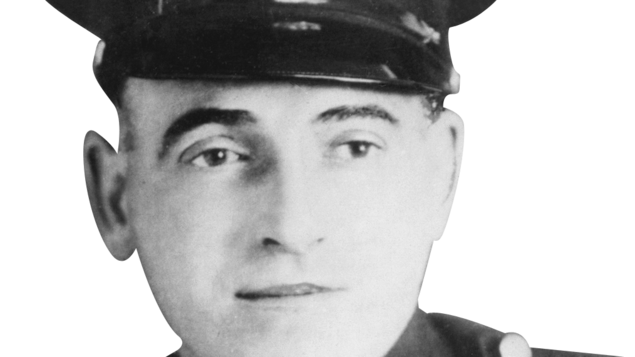 Le sergent Frederick Davidson dans son uniforme. Le sergent Frederick Davidson dans son uniforme.