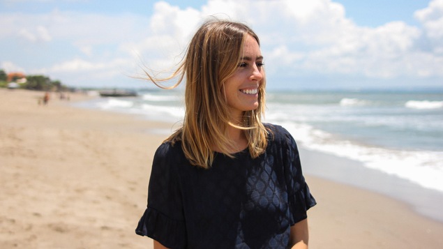 Frédérique Lessard sur la plage de Canggu en Indonésie. Frédérique Lessard sur la plage de Canggu en Indonésie.