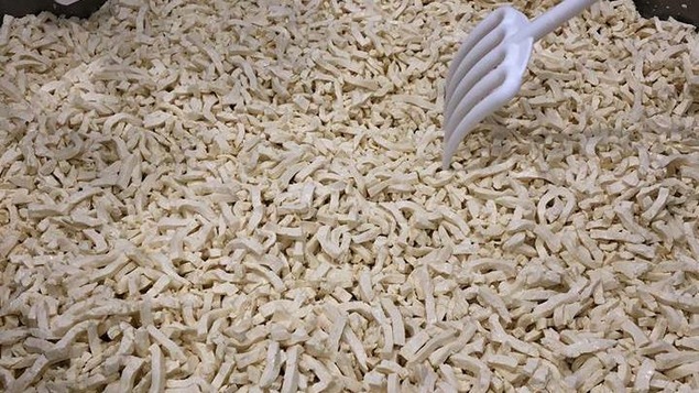 Un grand chaudron de fromage en grains.