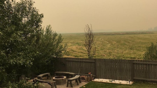 De la fumée provenant des feux qui font rage en Colombie-Britannique réduit la qualité de l'air et la visibilité dans certaines zones situées dans l'ouest de l'Alberta. De la fumée provenant des feux qui font rage en Colombie-Britannique réduit la qualité de l'air et la visibilité dans certaines zones situées dans l'ouest de l'Alberta.