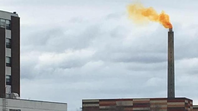 De la fumée orange s'échappait de la cheminée de l'usine d'acide sulfurique de la Fonderie Horne mercredi après-midi.
