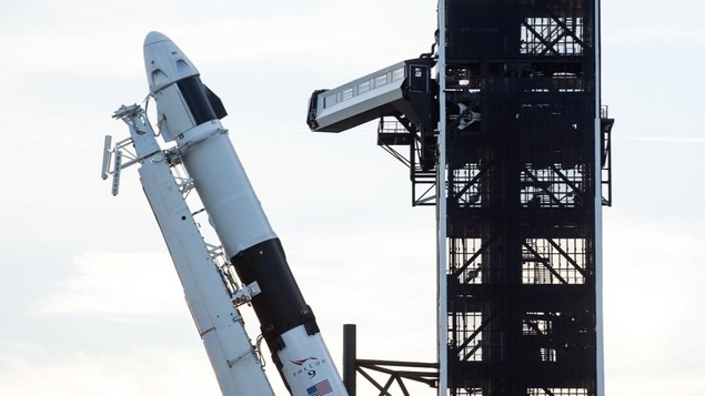 Une photo d'une fusée Falcon 9 semblable à celle qui transportera les trois satellites de la Constellation RADARSAT du gouvernement du Canada.