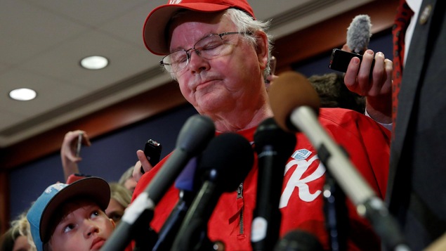 Regardé attentivement par son fils, le républicain et directeur de l'équipe de baseball des membres républicains du Congrès, Joe Barton, s'exprime à la suite d'une fusillade qui a eu lieu lors de l'une de leurs pratiques.
Regardé attentivement par son fils, le républicain et directeur de l'équipe de baseball des membres républicains du Congrès, Joe Barton, s'exprime à la suite d'une fusillade qui a eu lieu lors de l'une de leurs pratiques.